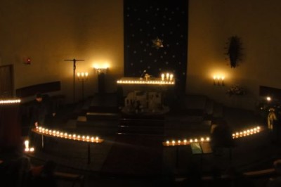 das Innere der Kirche nur mit Kerzen beleuchtet