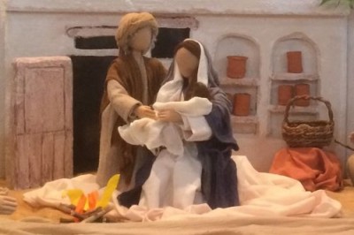 Biblische Figuren stellen Maria und Josef dar