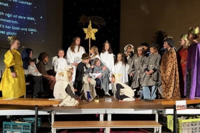 Kinder spielen die Weihnachtsgeschichte