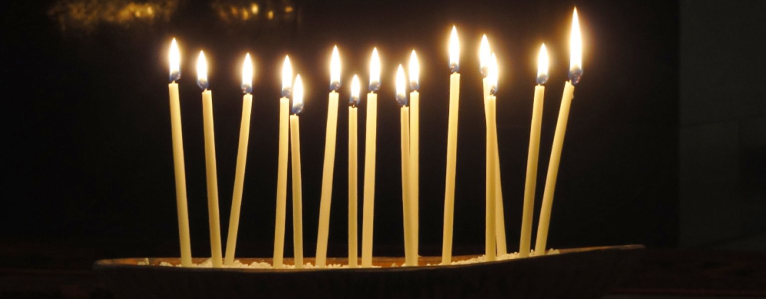 Schale mit vielen kleinen Osterkerzen