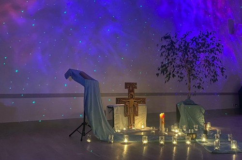 Dekorierter Raum für Jugendgottesdienst