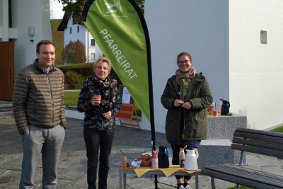 Sitzbank beim Kirchturm