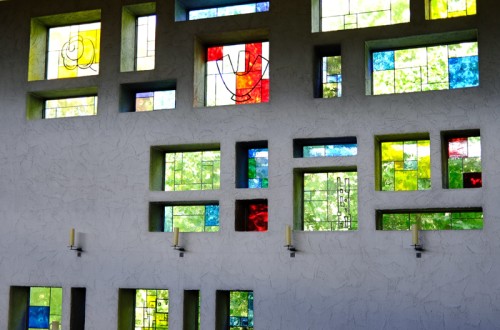 Ostfront mit farbigen Glasfenstern